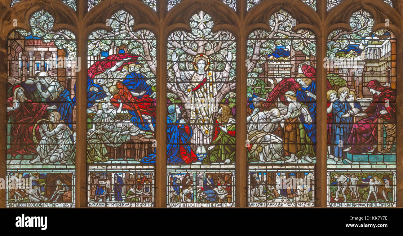 Paris, France - 17 septembre 2017 : le Jésus Christ comme l'arbre symbolique de la vie parmi les scènes bibliques dans les vitraux de l'église de l'ich hl. Banque D'Images