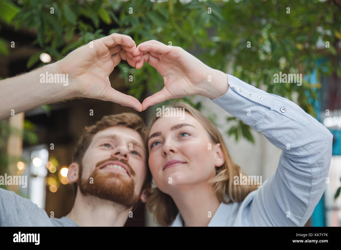 Content couple coeur avec les mains Banque D'Images