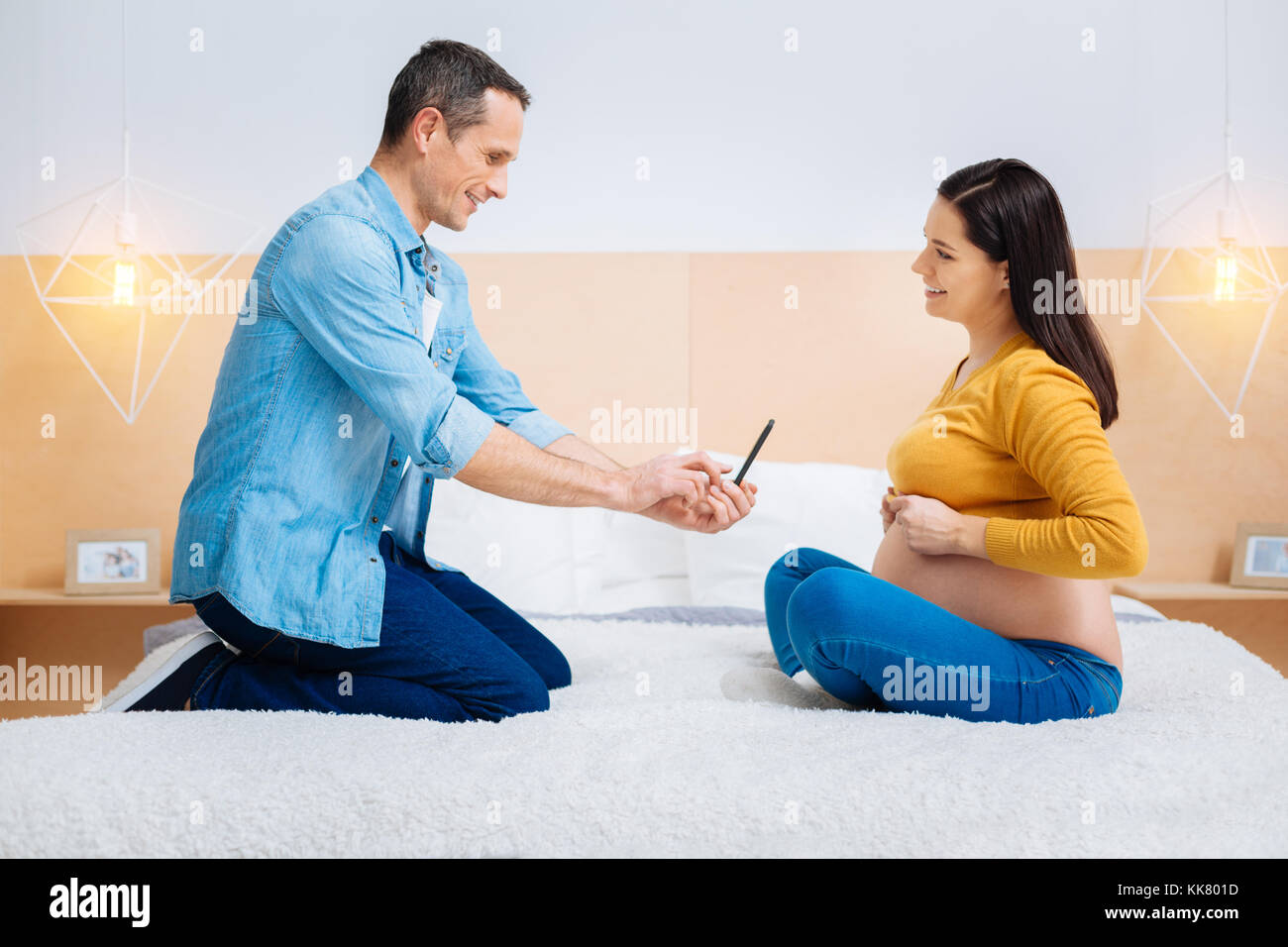 Avenir heureux maman assis en face de son mari Banque D'Images