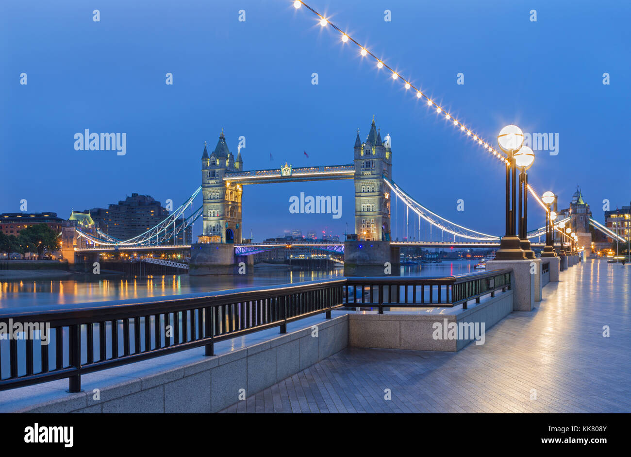 Londres - le panorama de la tower bridge, promenade avec le moderne l'hôtel de ville au crépuscule. Banque D'Images