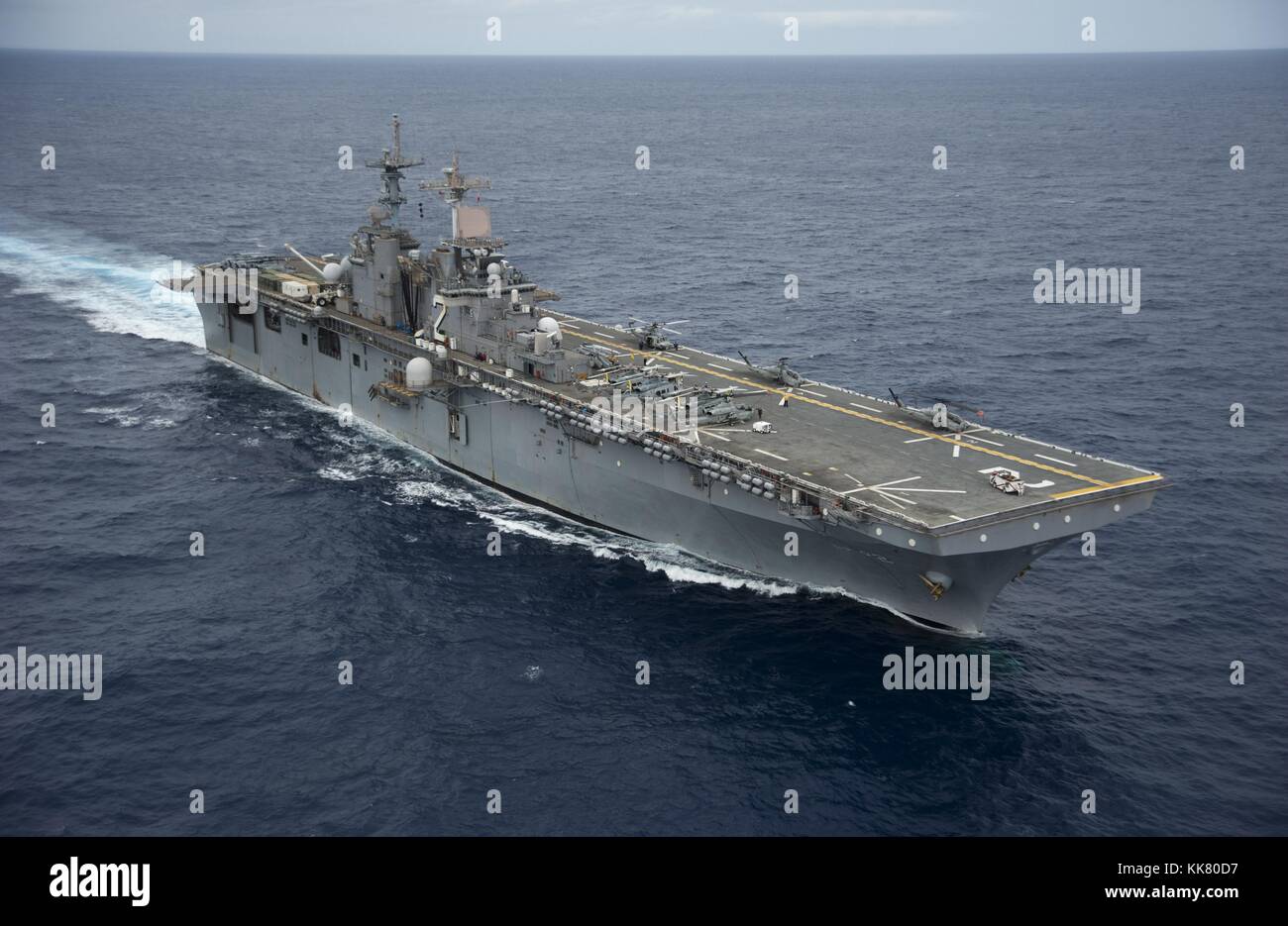 Le navire d'assaut amphibie USS Essex LHD 2 transite par l'océan Pacifique, 2012. Image courtoisie Mass Communication Specialist 3rd Class Raul Moreno Jr./US Navy. Banque D'Images
