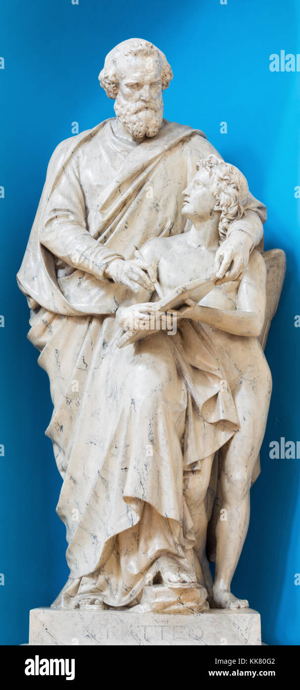 Paris, France - 17 septembre 2017 : la statue de saint Matthieu l'évangéliste. à st. Peter église italienne à partir de la fin du 19. 100. Banque D'Images
