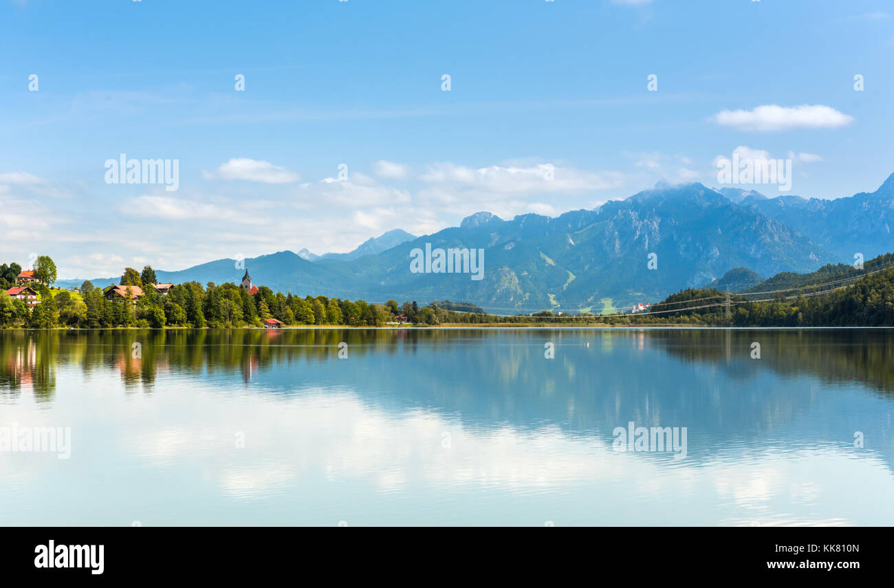 L'eau verte du lac Weissensee en montagnes des Alpes Banque D'Images