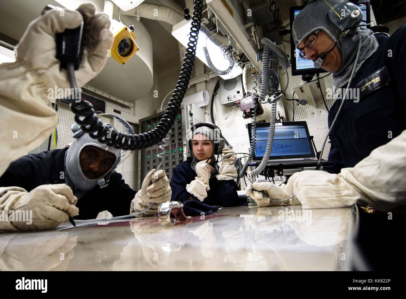 Les marins affectés à l'USS Porter DDG 78 lutter contre le navire contre les dommages lors d'une centrale de commande général quarts de perçage dans la mer Noire. Image courtoisie Mass Communication Specialist 1re classe Sean Spratt/US Navy, 2015. Banque D'Images