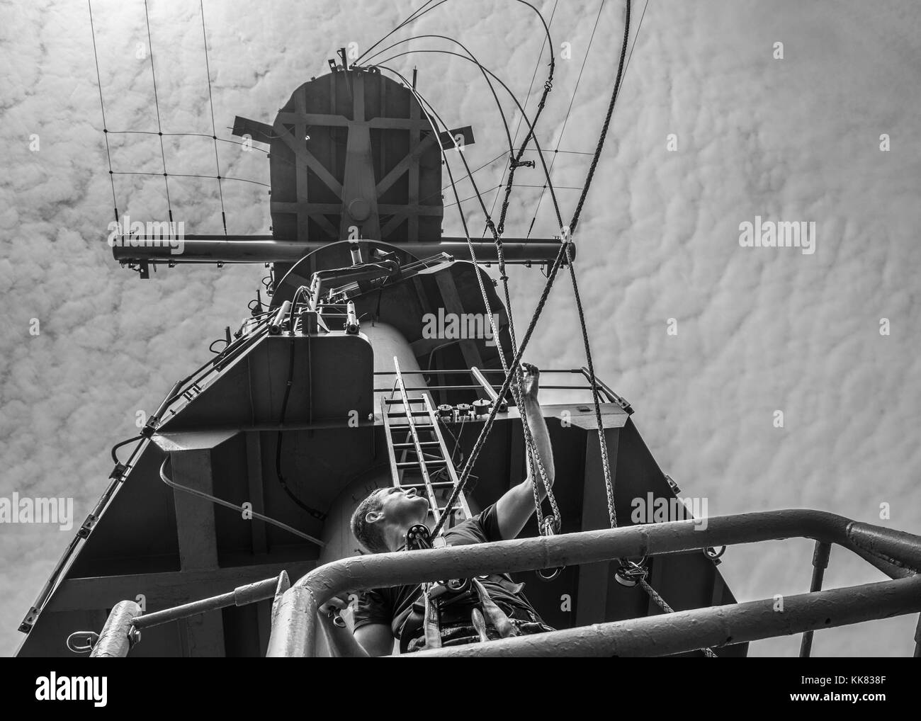 Quartier-maître 3ème classe Thomas Domaine abaisse lignes sur le mât arrière du Wasp-classe d'assaut amphibie USS Essex LHD 2, mer d'Oman. Image courtoisie Mass Communication Specialist 3rd Class Christopher A./Veloicaza US Navy, 2015. Banque D'Images