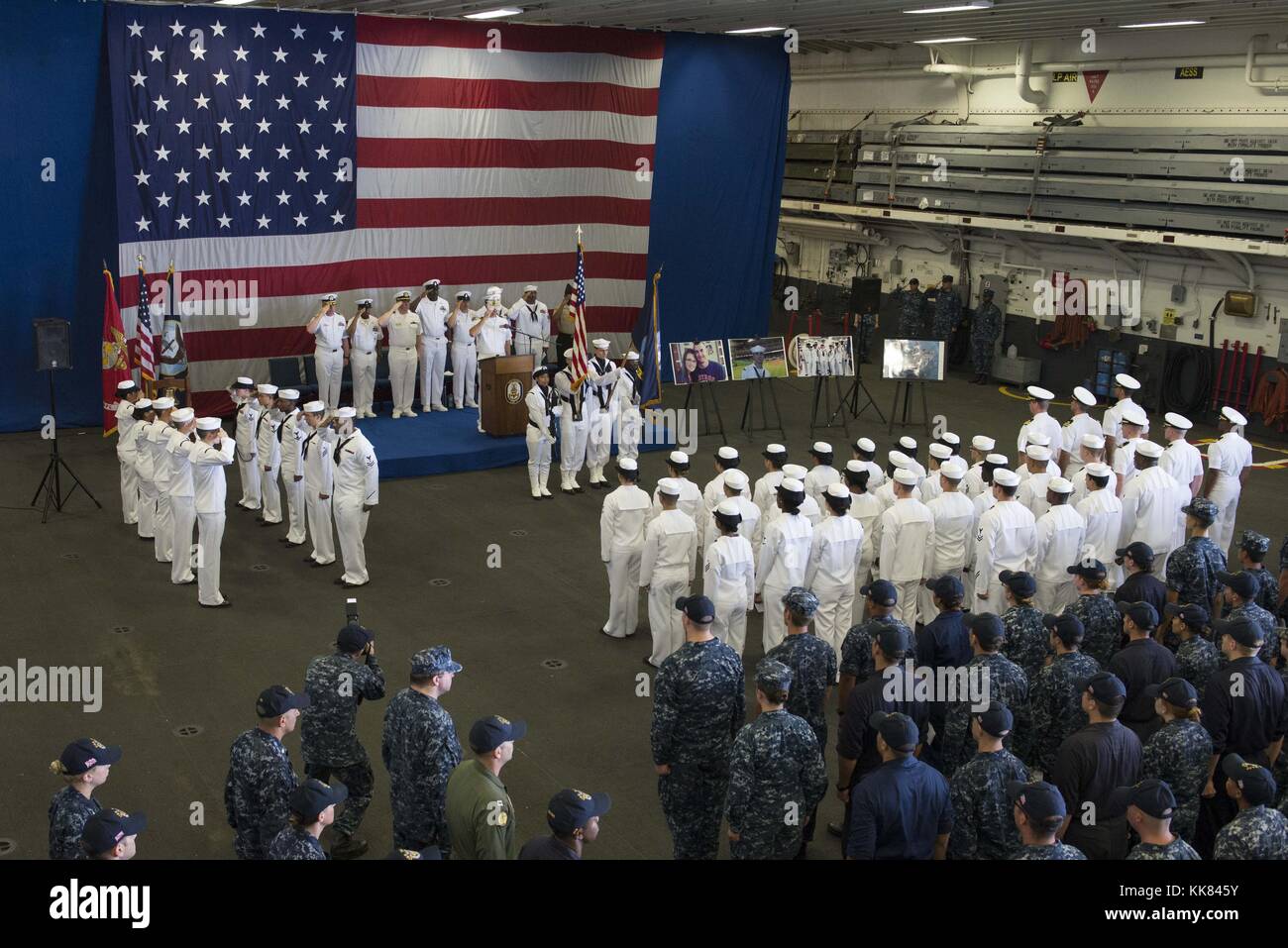 Spécialiste en logistique 2e classe Randall Smith s'est honoré lors d'une cérémonie à bord du navire d'assaut amphibie USS Wasp LHD 1, à Norfolk, Virginie. Image courtoisie Mass Communication Specialist 3rd Class Rawad Madanat/US Navy, United States, 2015. Banque D'Images