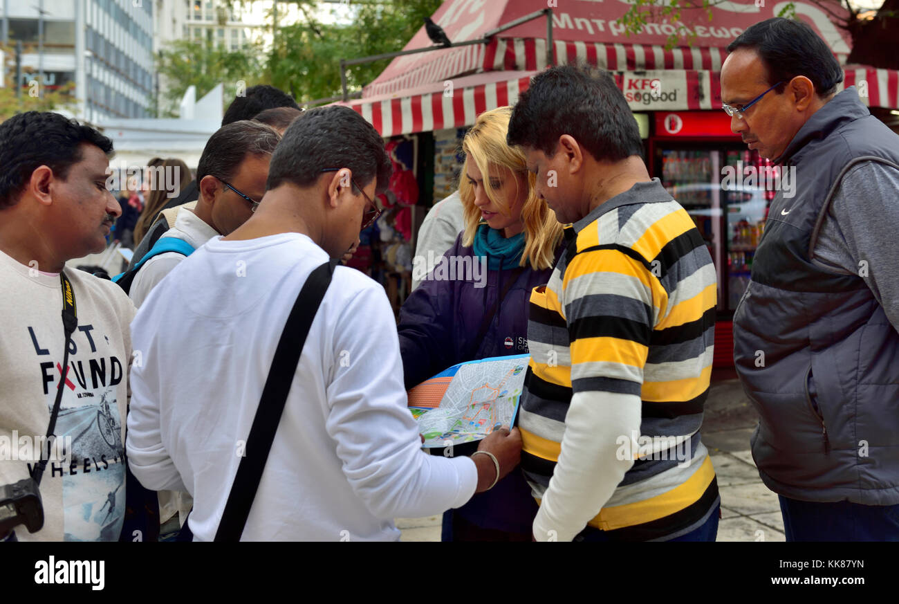Groupe de touristes en examinant la carte huddle Banque D'Images