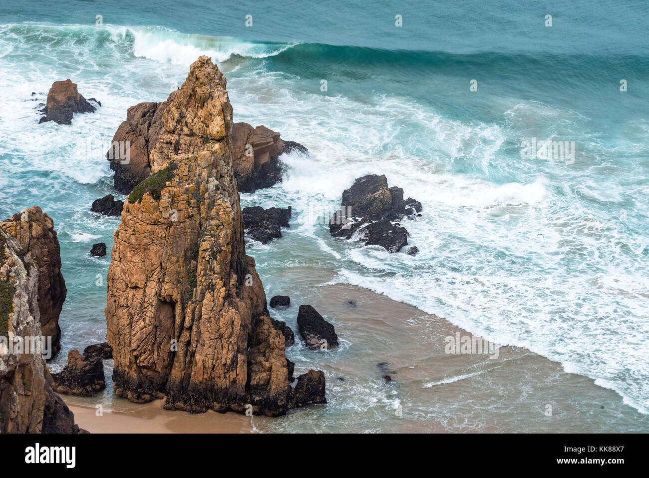 Les roches de la mer des vagues de broyage Banque D'Images