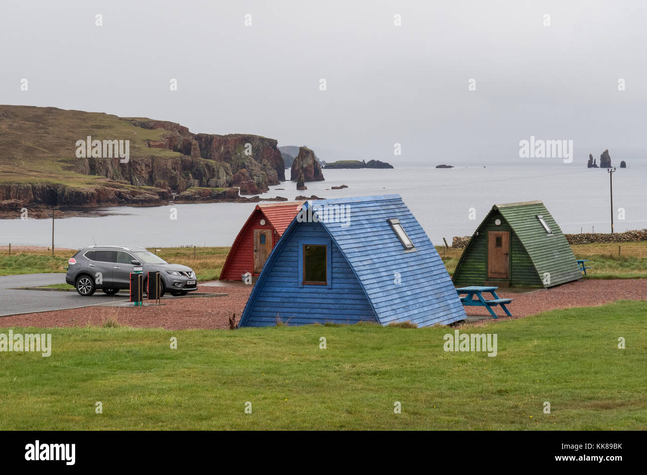 Les wigwams en bois surplombant la baie à Braewick Braewick cafe camping, Eshaness, Shetland, Écosse Banque D'Images