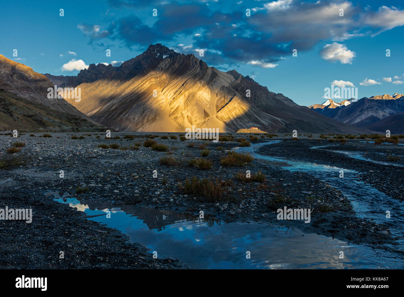 LE MONASTÈRE de RANGDUM se trouve au-dessous des sommets de l'Himalaya, près des sources de la rivière Suru - ZANSKAR, LADAKH, INDE Banque D'Images