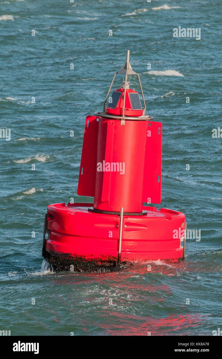 Une bouée rouge est flottant à la surface de l'eau dans le port de Rotterdam aux Pays-Bas. Banque D'Images