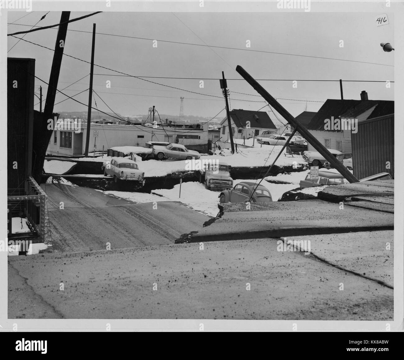 Une photographie montrant la destruction qui s'est produit à Anchorage causé par le séisme de 1964 en Alaska, l'affaissement du sol majeur précédemment laissé un plat de la ville assis à des hauteurs que modifiée par de nombreux pieds, voitures et maisons ont été laissées à des angles différents et de l'altitude par le mouvement de la terre avec des poteaux électriques dans divers états de l'effondrement, le tremblement de terre de magnitude 92 trouve son origine dans le Prince William Sound et est le deuxième plus important séisme jamais enregistré, Anchorage, Alaska, Alasaka, 1964. Banque D'Images