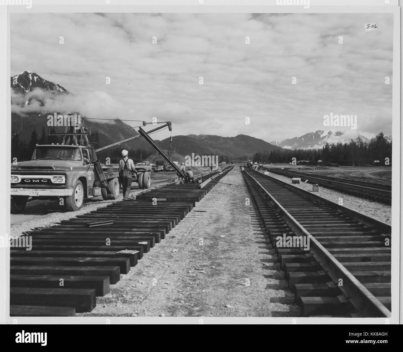 L'équipe de reconstruction - Seward, Alaska rails pose des photographies, tremblement de crédit pour l'image du Département de la défense, de l'Alaska, 1964. Banque D'Images