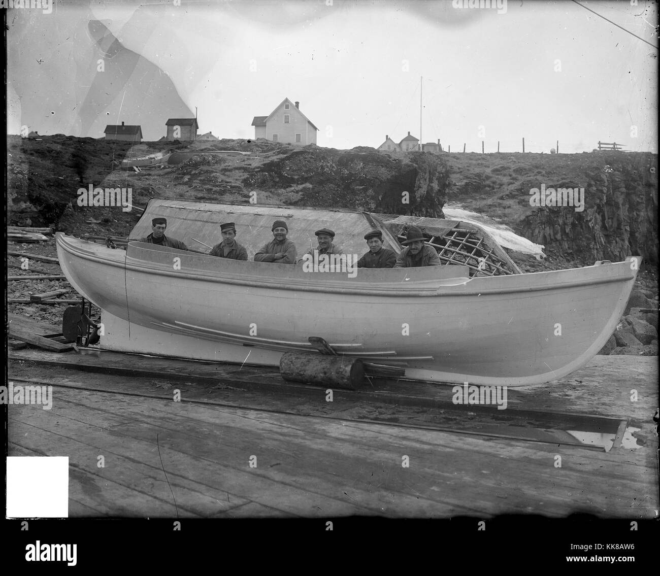Les hommes St George avec un bateau sur un quai, des îles Pribilof négatifs sur plaque de verre, de l'image avec la permission du ministère du Commerce, de l'Alaska, 1917. Banque D'Images