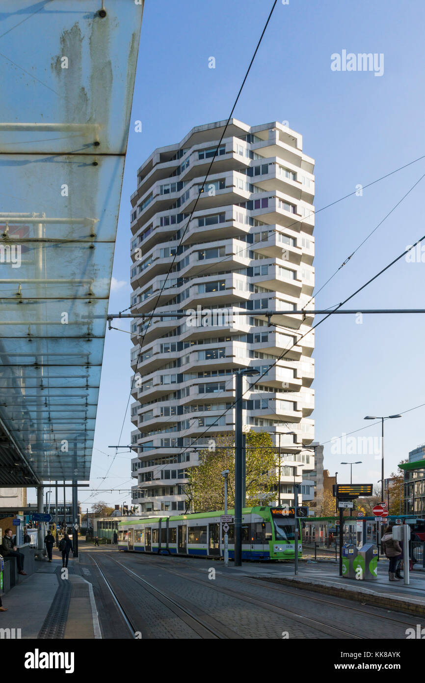 N°1 Croydon ou le Threepenny bit Building à côté de la gare East Croydon. Conçu par Richard Seifert dans les années 1960. Banque D'Images
