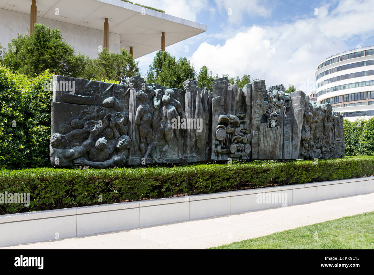 'Amerika' un panneau en bronze de l'artiste allemand Jürgen Weber en dehors du John F. Kennedy Center for the Performing Arts à Washington DC, United States. Banque D'Images
