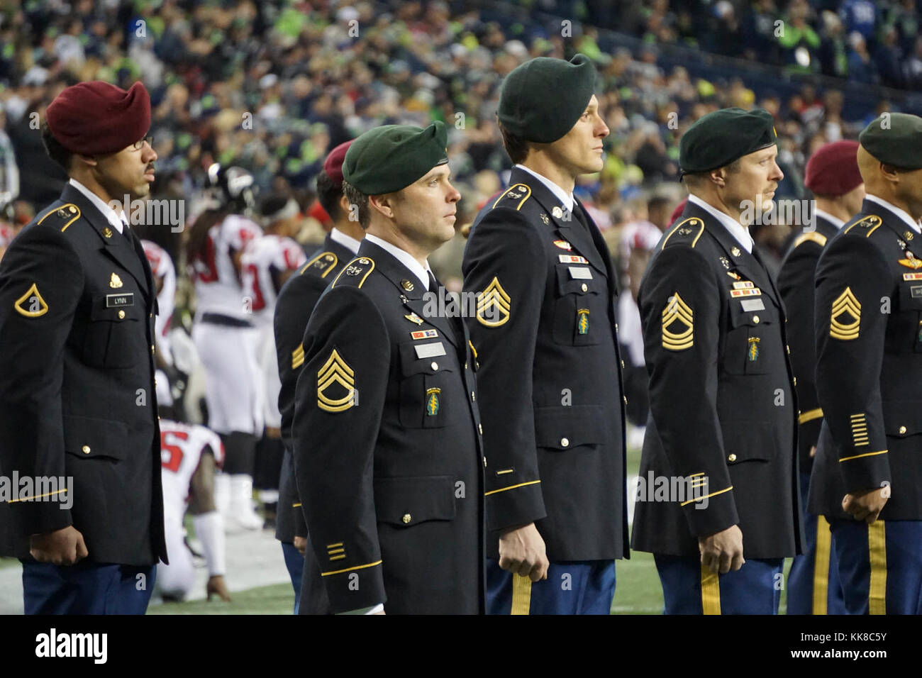 Soldats avec 1st Special Forces Group (Airborne) se tenir sur le terrain prêt à saluer pour l'hymne national avant le match contre les Seahawks de Seattle Atlanta Falcons le 20 novembre 2017 à Century Link Stadium à Seattle, WA. Ce jeu fait partie de la société que les Seahawks partager avec 1ère SFG (A) et a été l'hommage au jeu de service. Banque D'Images