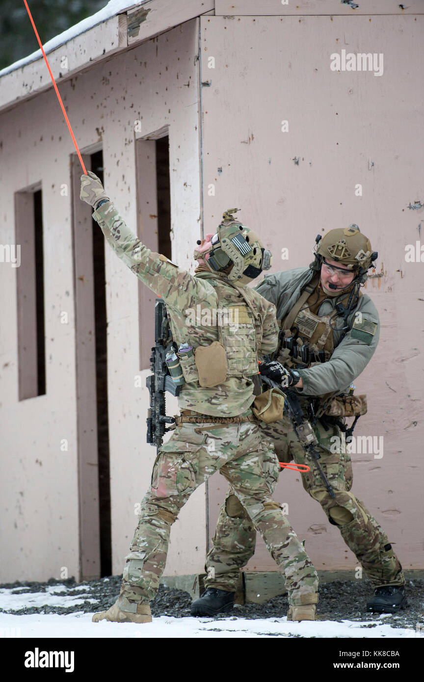 Alaska Air National Guard pararescuemen avec le 212e Escadron de sauvetage de stabiliser une civière patient tel qu'il est hissé jusqu'à un hélicoptère pendant un grand nombre de victimes à l'événement de formation Joint Base Elmendorf-Richardson, Alaska, le 21 novembre, 2017. Au cours de l'exercice, les opérateurs de sauvetage situé, évalués, traités et évacués de nombreuses pertes tout en engageant et éliminant les multiples attaques des forces de l'opposition. Les hélicoptères ont été fournies par la Garde nationale de l'Alaska 1er bataillon du 207e Régiment, l'Aviation. (U.S. Air Force photo par Alejandro Peña) Banque D'Images