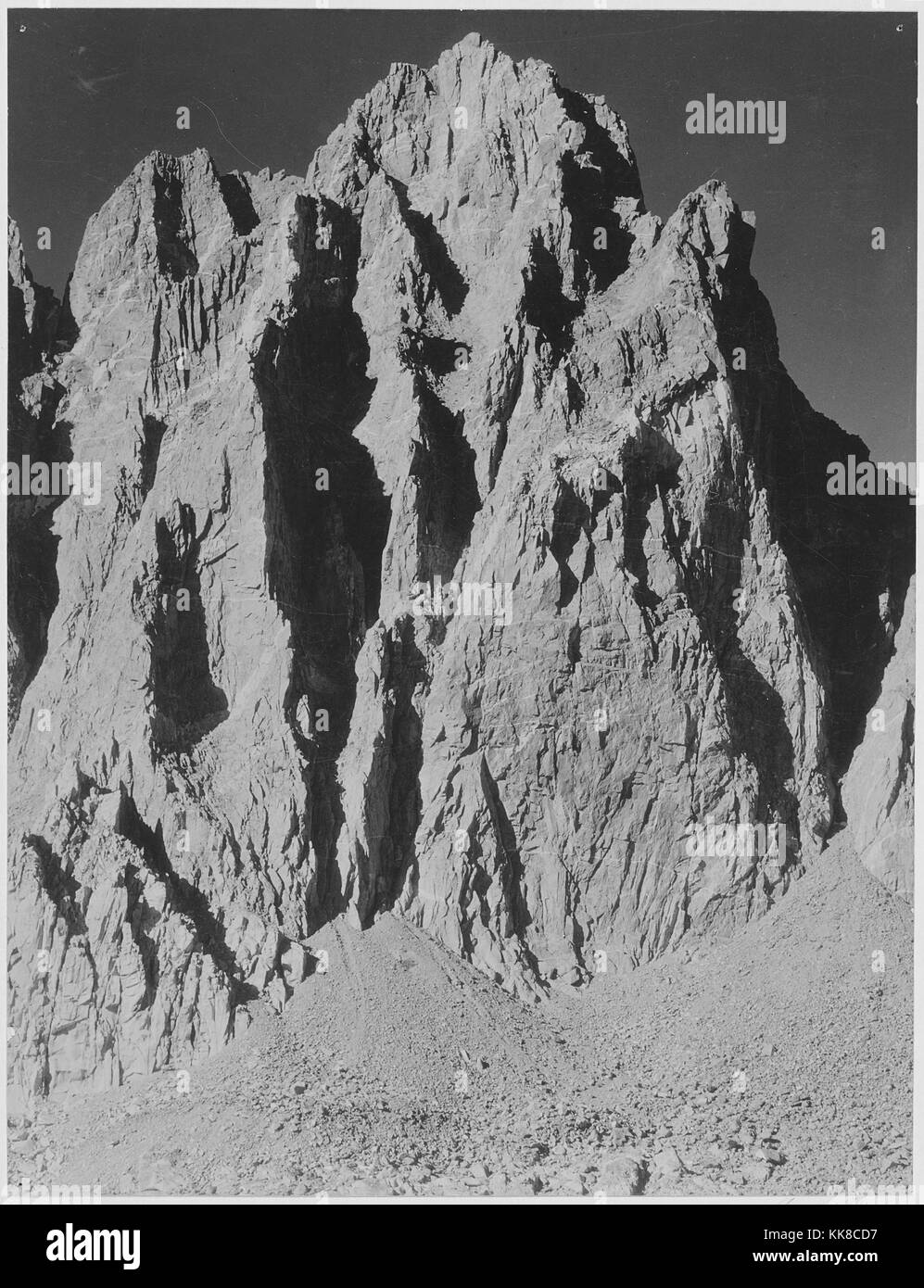 Photographie en noir et blanc d'un affleurement rocheux, titré 'Monter Winchell, Kings Canyon (proposé comme un parc national)', par Ansel Adams, à partir de photographies des Parcs Nationaux et Monuments, California, United States, 1936. Banque D'Images