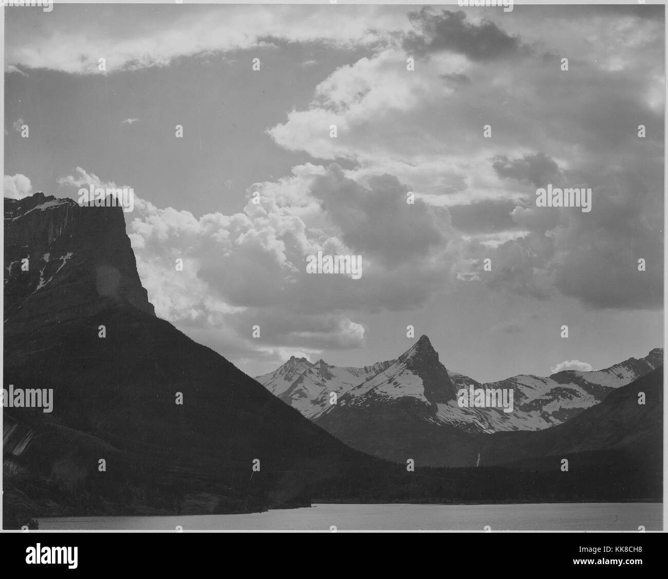 'St. Mary's Lake, Glacier National Park, Montana ', Ansel Adams Photographies des Parcs Nationaux et Monuments Historiques. L'image de courtoisie des Archives nationales, 1941. Banque D'Images