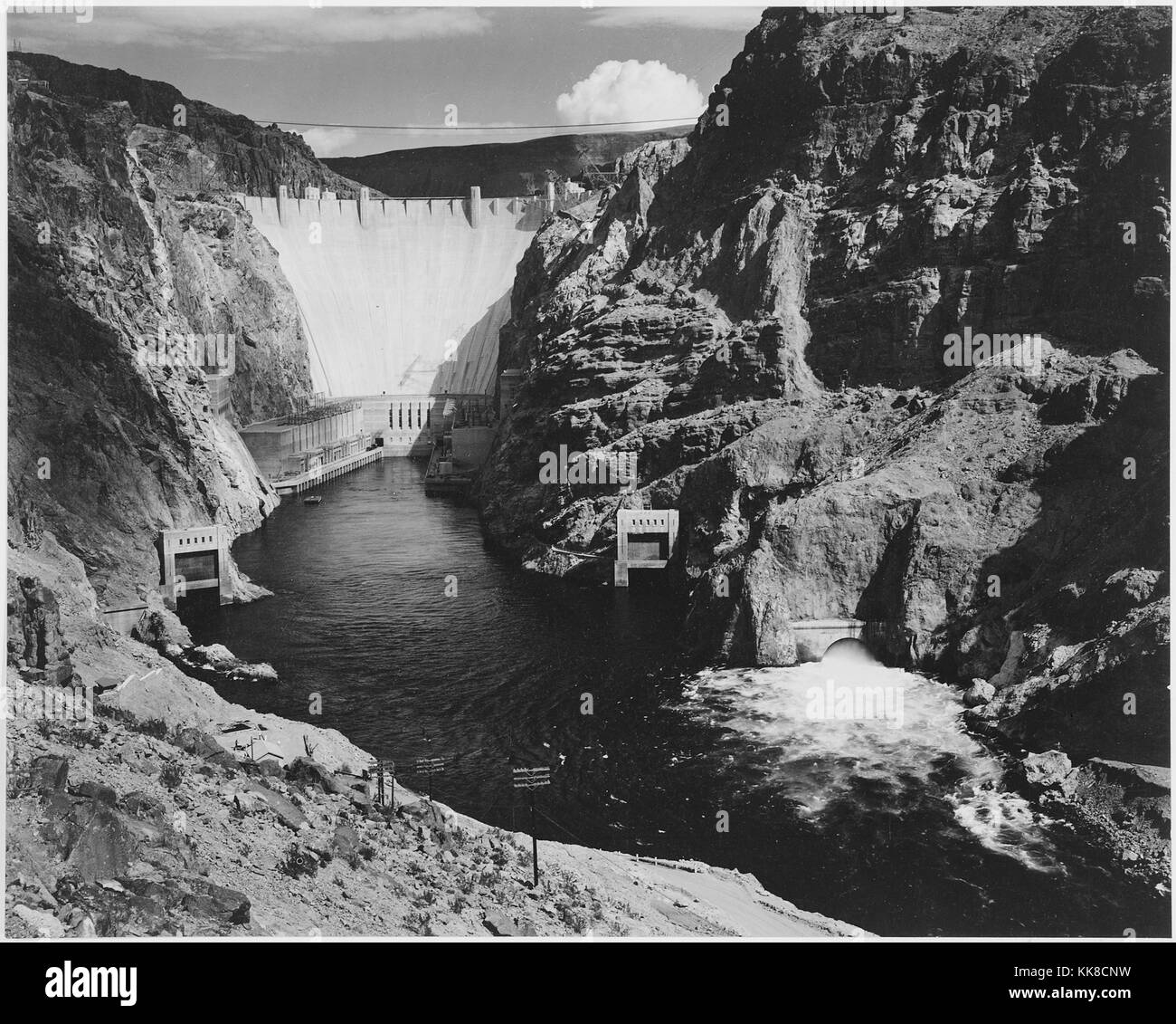 Une photographie en noir et blanc du Barrage Hoover, bâtiments qui font partie de l'installation de barrage et jet-flux gates sont visibles au premier plan, la construction de l'Hoover Dam a été achevé en 1936, l'image provient d'une série de photographies connu comme le projet mural par Ansel Adams, il a été commandé par le National Park Service en 1941 pour créer une fresque photographique pour le ministère de l'intérieur des capacités à Washington DC, le projet a pris fin en raison de la Seconde Guerre mondiale, United States, 1941. Banque D'Images