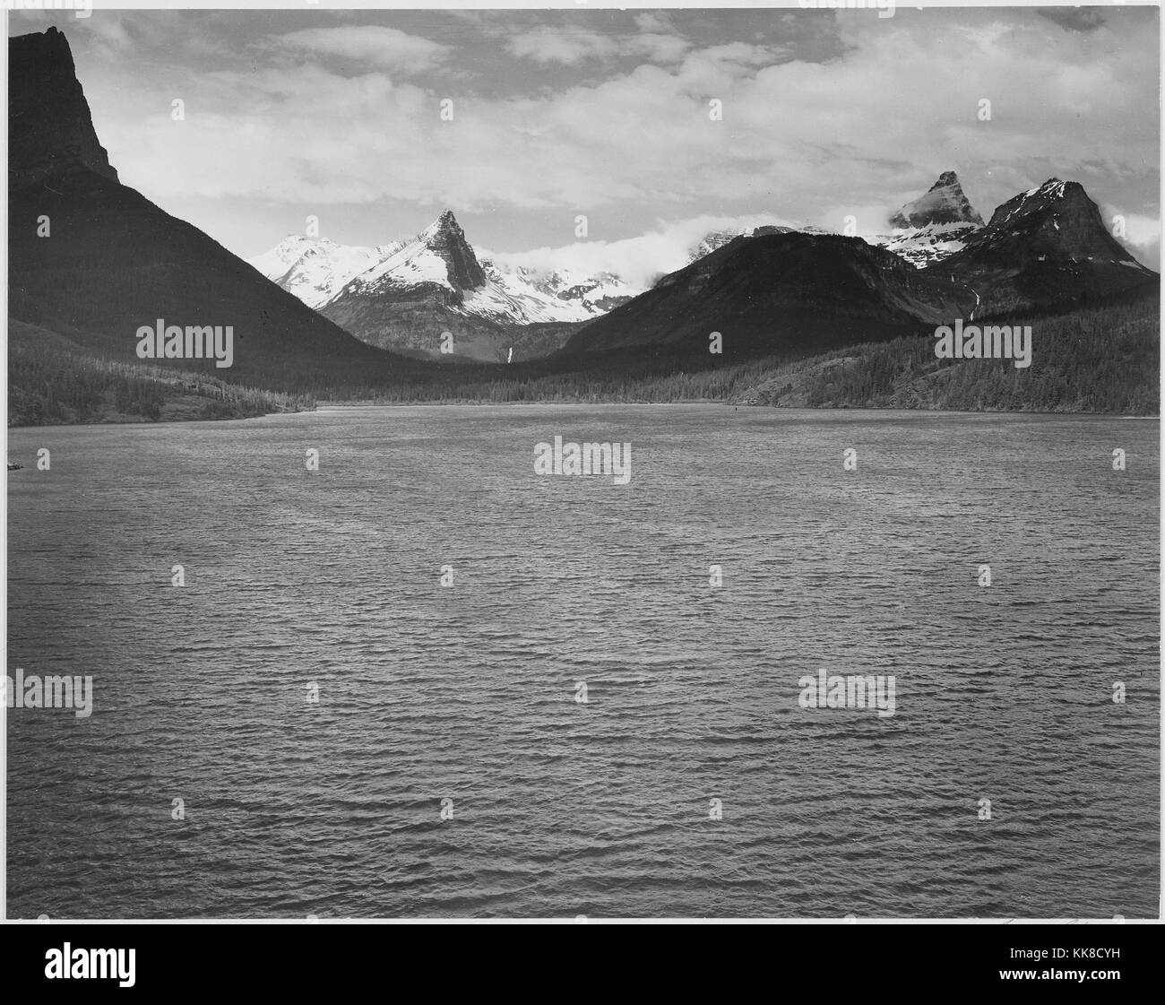 En regardant vers les montagnes enneigées, le lac en premier plan, 'St. Mary's Lake, Glacier National Park, Montana '. Ansel Adams Photographies des Parcs Nationaux et Monuments Historiques. L'image de courtoisie des Archives nationales, 1941. Banque D'Images