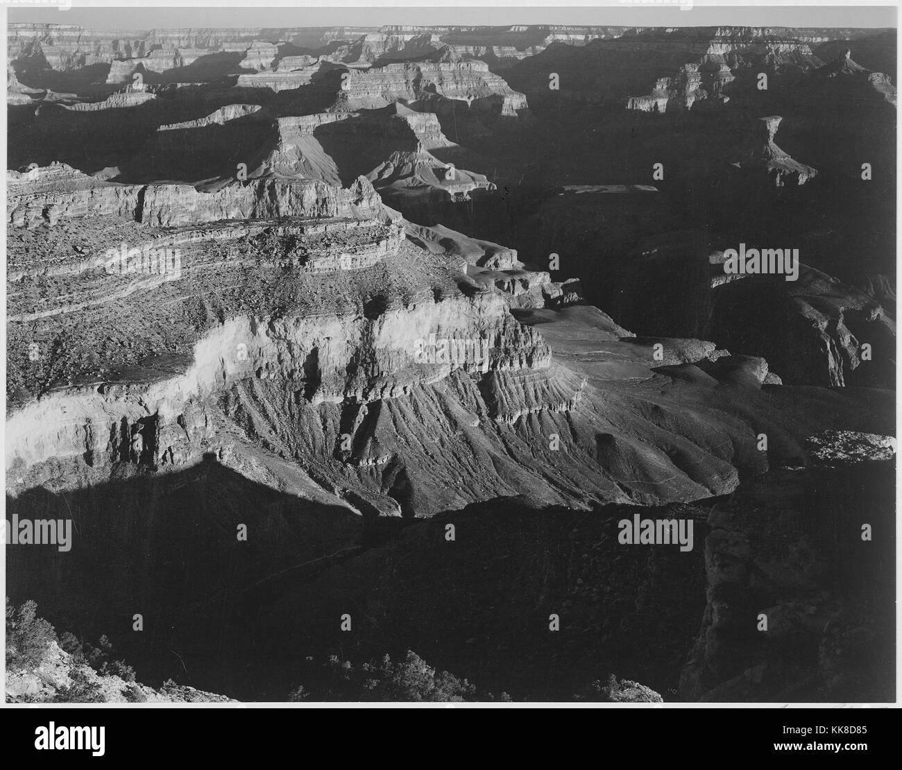 Photographie noir et blanc, vue, d'ombre en premier plan et à droite, à gauche et falaises de cadrage, un sous-titrage centre 'Grand Canyon National Park', par Ansel Adams, à partir de photographies des Parcs Nationaux et Monuments, Arizona, United States, 1941. Banque D'Images