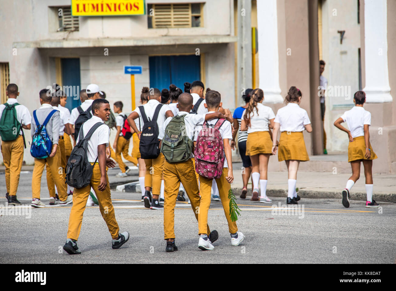 Les élèves à l'école à pied à Cienfuegos, Cuba Banque D'Images