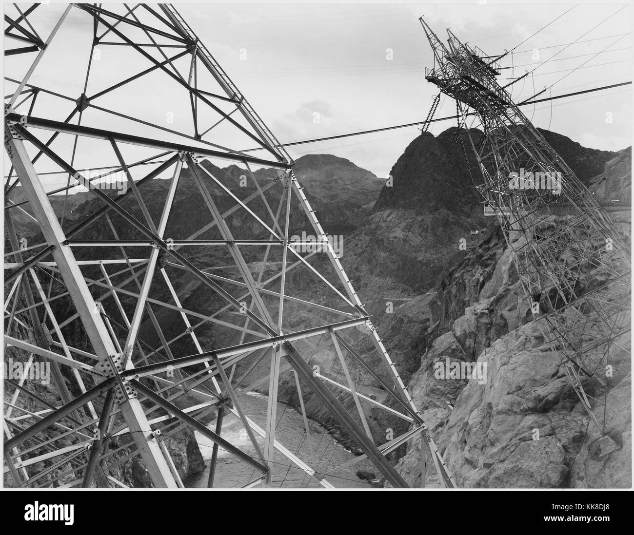 Une photographie en noir et blanc de la ligne de transmission towers sur une falaise, les deux tours sur la photo ont été construits à l'angle de la falaise vers le canyon, les murs du canyon et une rivière composent le paysage, les lignes de transport sont connectés à Hoover Dam, l'image provient d'une série de photographies connu comme le projet mural par Ansel Adams, il a été commandé par le National Park Service en 1941 pour créer une fresque photographique pour le ministère de l'intérieur des capacités à Washington DC, le projet a pris fin en raison de la Seconde Guerre mondiale, United States, 1941. Banque D'Images