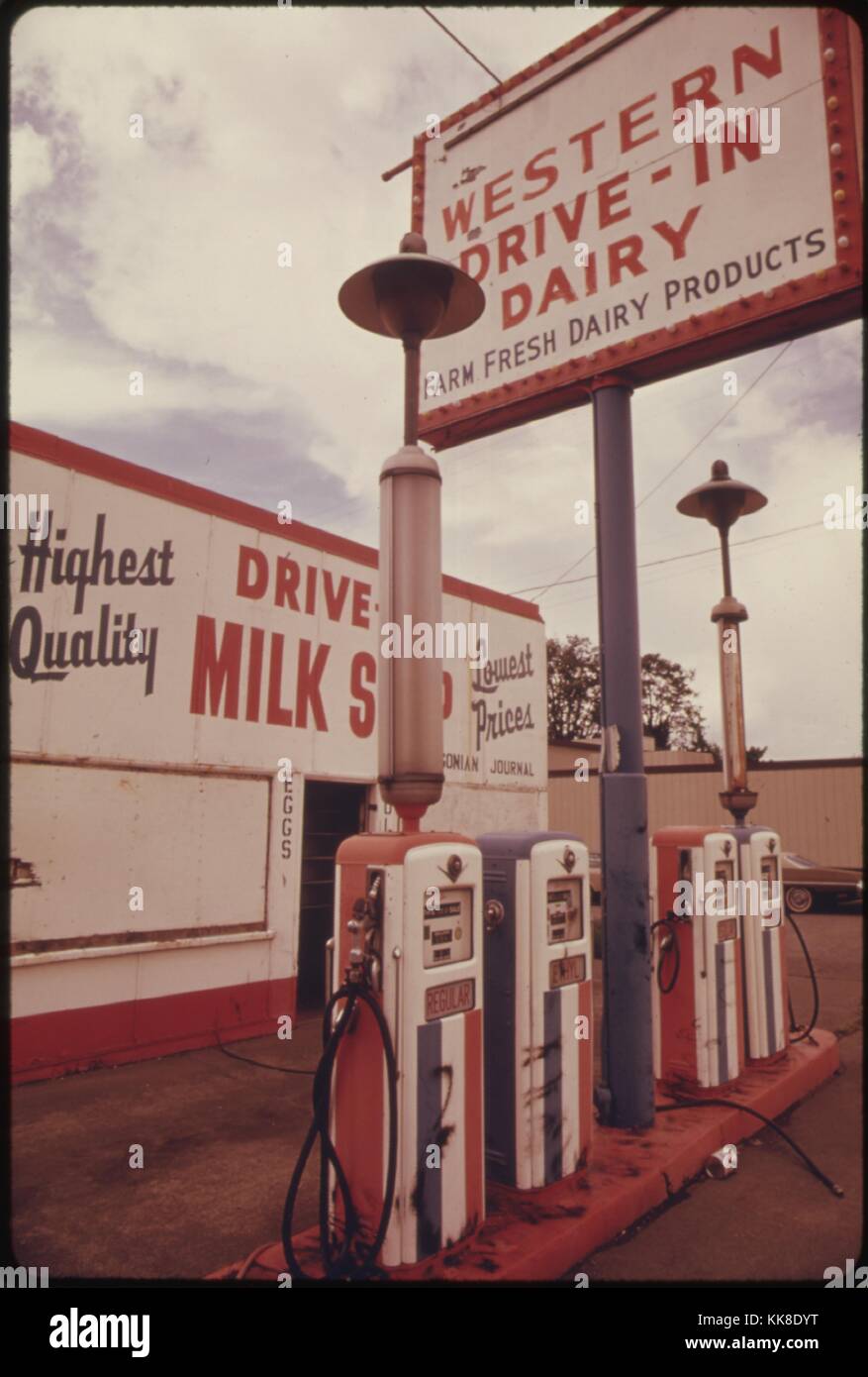 Photographie en couleurs d'une station-service qui a été contrainte de fermer faute d'essence au cours de la crise du gaz de 1973 et 1974, quatre pompes à essence peut être vu dans l'avant-plan, et un signe qui se lit 'Western Drive-In Dairy', 1973. L'image de courtoisie des Archives nationales. Banque D'Images