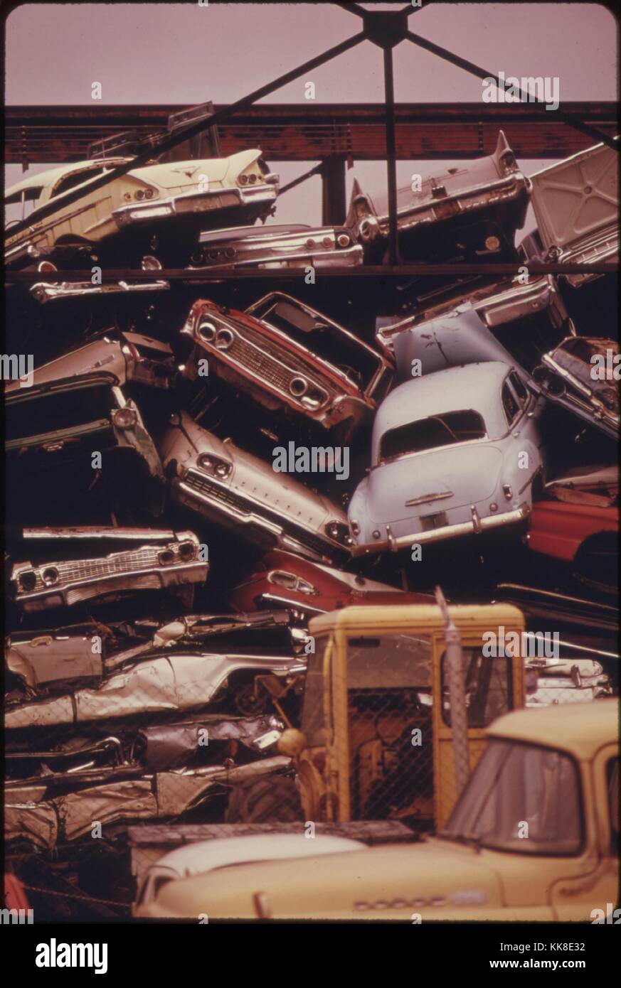 Autos empilées sont écrasés et expédiée au Japon, puis retour à l'United States comme Toyota et 702 pour commencer le cycle une fois de plus, l'image de courtoisie des Archives nationales, 1973. Banque D'Images