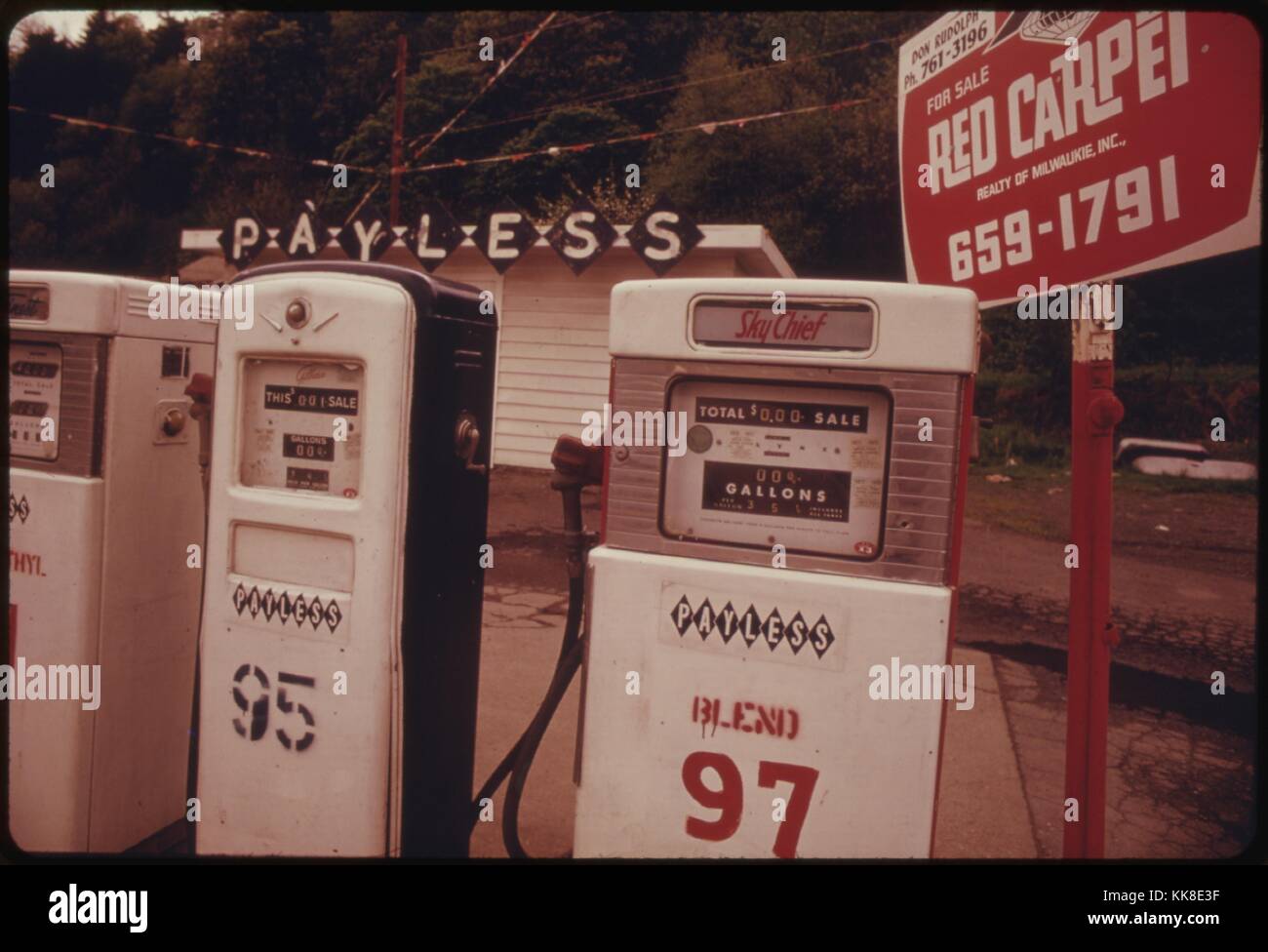 Station de gaz à Portland, Oregon, fermée à cause d'un manque de carburant répartition c'est l'une des nombreuses stations fermées pendant la crise du carburant dans l'hiver de 1973-1974, l'image de courtoisie des Archives nationales, 1973. Banque D'Images