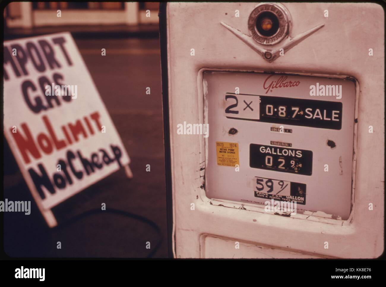 L'essence importée a été vendu à cette station-service, au cours de la crise du carburant à l'automne et l'hiver de 1973-1974, l'image de courtoisie des Archives nationales, 1973. Banque D'Images