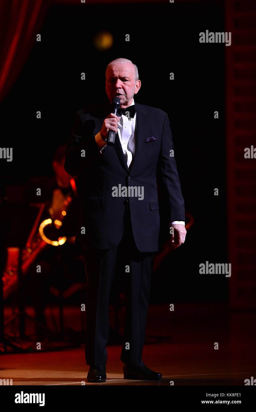 COCONUT CREEK, EN FLORIDE - 12 juillet : Singer, Frank Sinatra Jr fonctionne à Casino Seminole Coconut Creek. Wayne Franklin Sinatra (né le 10 janvier 1944), professionnellement connue sous le nom de Frank Sinatra, Jr., est un chanteur, auteur-compositeur et chef d'orchestre. Frank Jr. est le fils du légendaire musicien et comédien Frank Sinatra (né 'Francis') et Nancy Barbato Sinatra, sa première femme. Il est le petit frère de la chanteuse et actrice Nancy Sinatra, et le frère aîné de producteur de télévision Tina Sinatra. En 1963, à l'âge de 19 ans, Sinatra a été enlevé et libéré deux jours plus tard après le paiement d'une rançon le 1 juillet Banque D'Images