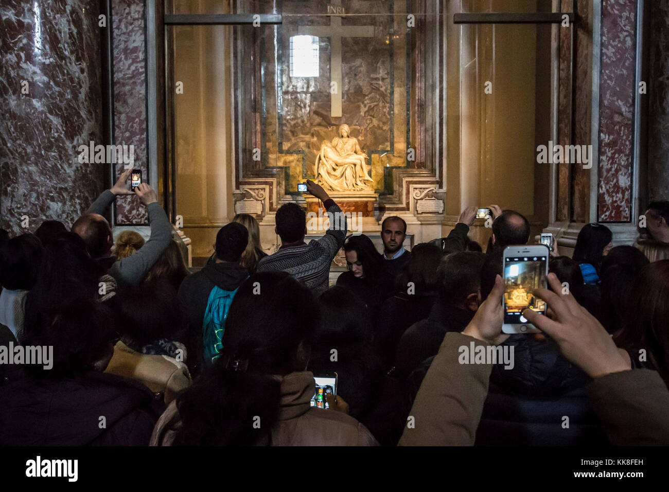 Vatican, le 19 novembre 2017 : foule de personnes prenant des photos de Michael Angelo sculpture Pieta dans l'église Saint Pierre Banque D'Images