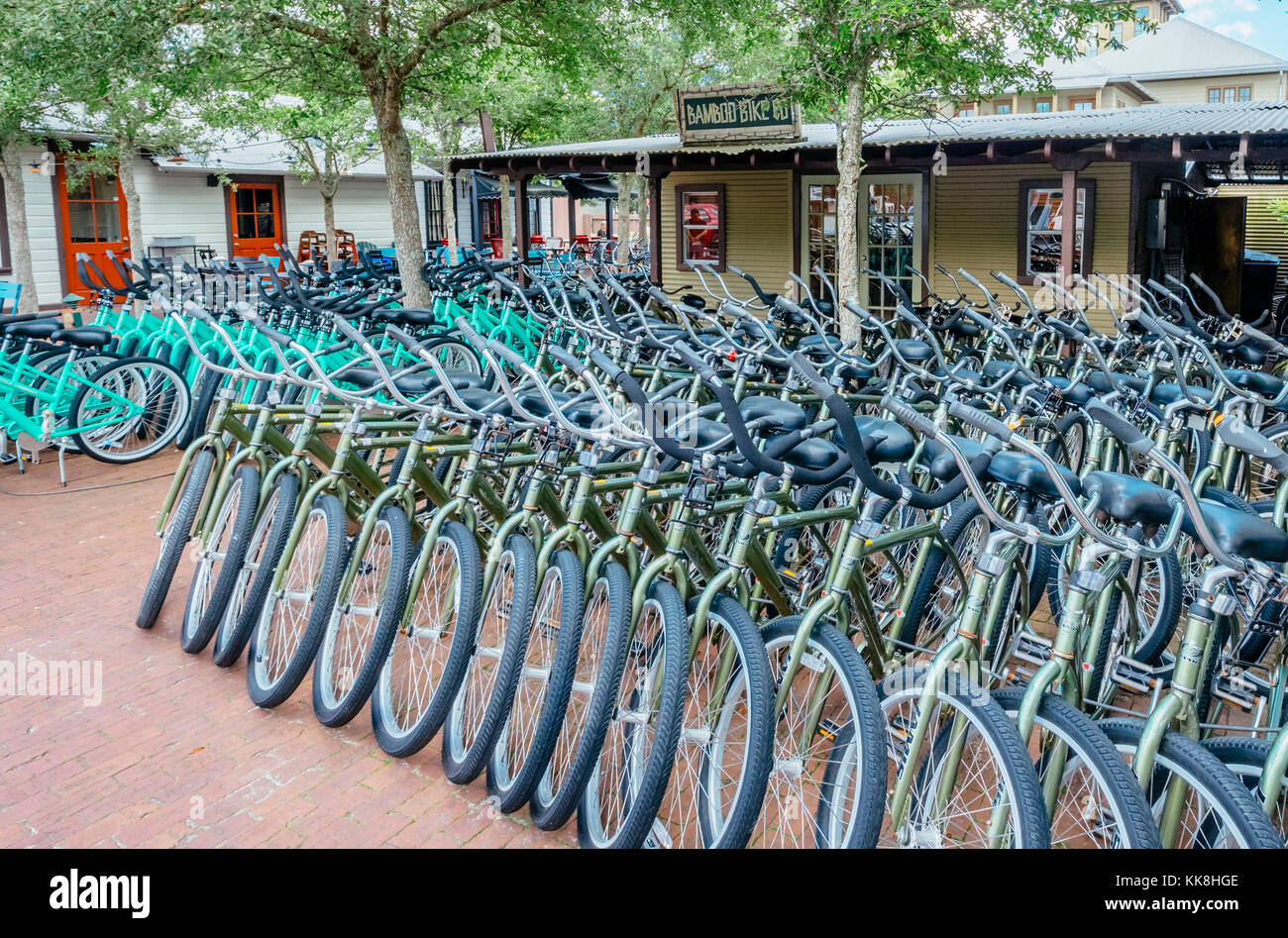 Les vélos alignés dans une rangée, à une entreprise de location de vélos dans la ville touristique de Rosemary Beach, Floride, USA. Banque D'Images