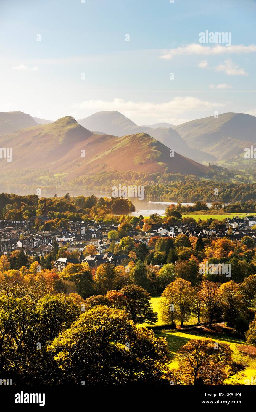 Parc National de Lake District, Cumbria, Angleterre. Plus au sud-ouest de la ville de Keswick et extrémité nord de Derwentwater à Cat Bells. L'automne Banque D'Images