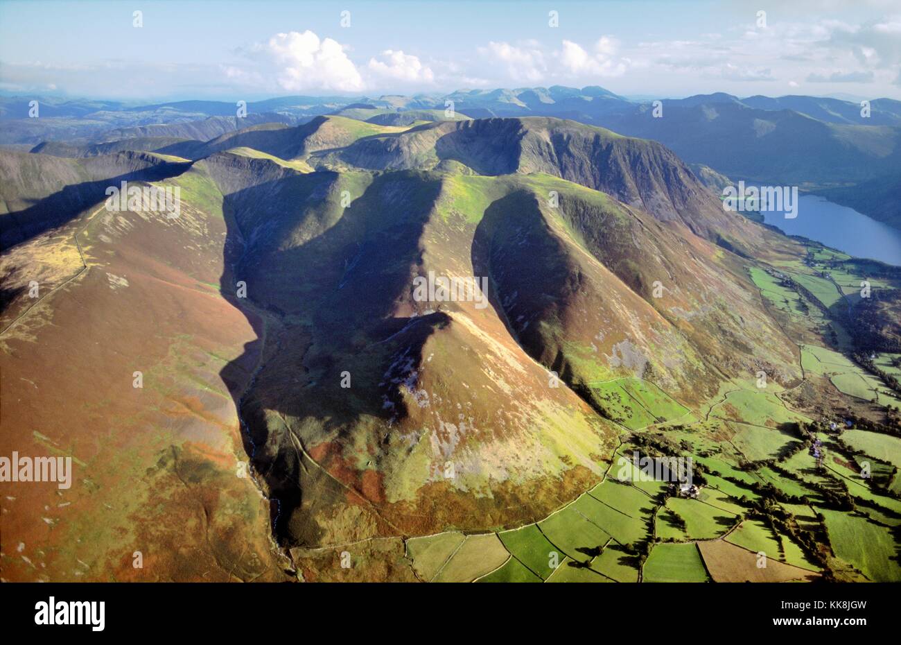 Le sud-est de plus de grasmoor fells de lorton vale près de crummock water, parc national de lake District, Cumbria, England uk. antenne. Banque D'Images