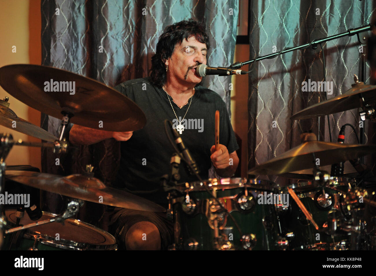 FORT LAUDERDALE, FL - 4 MARS : Carmine Appice et Steve Price jouent au Rips Sports Bar and Grill. Carmine Appice est un batteur et percussionniste américain le plus souvent associé au genre rock de la musique. Steve Price a joué avec des musiciens légendaires comme Greg Allman, Dom um Ramao, les Paul, Ray Gillan, Carmine Appice, Mike Portnoy, Ian Lloyd, Paul Morris et Micheal Brecker le 4 mars 2016 à Fort Lauderdale, Florida People : Carmine Appice Banque D'Images