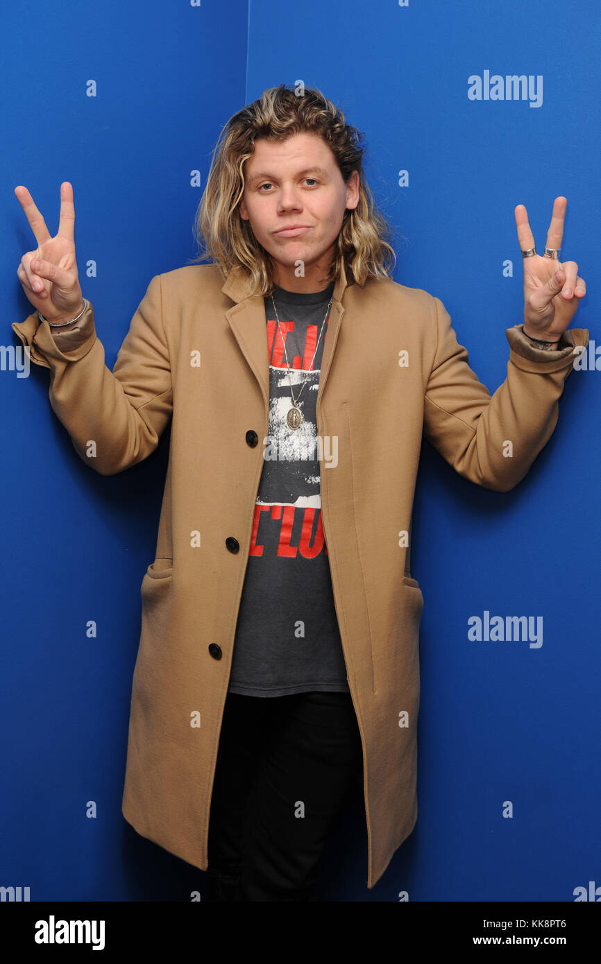 FORT LAUDERDALE, FL - JANVIER 29 : Conrad Sewell pose pour un portrait à la station de radio y-100. Conrad Ignatius Mario Maximilian Sewell (né le 31 mars 1988) est un auteur-compositeur-interprète australien originaire de Brisbane, en Australie, qui a fréquenté le Collège Laurence de 1998 à 2005. Sewell est surtout connu pour sa voix sur le single Firestone de Kygo et son single Start Again. Aux ARIA Music Awards de 2015, il a remporté le titre de chanson de l'année pour « Start Again » et a été nominé dans deux autres catégories : Breakthrough Artist et Best Pop Release le 29 janvier 2016 à Fort Lauderdale, Florida People : CON Banque D'Images