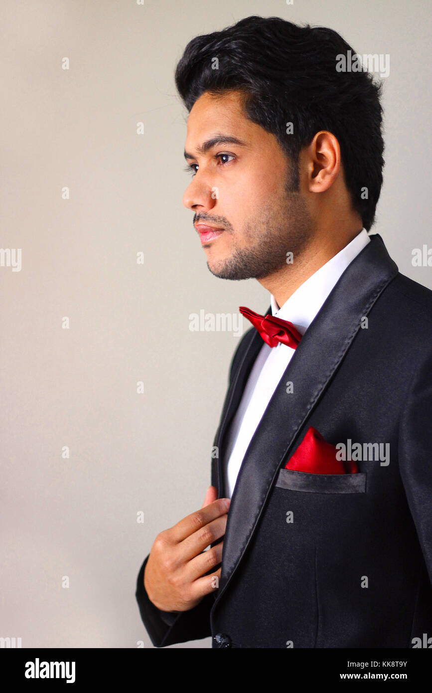 Handsome man in tuxedo, red bowtie, mouchoir rouge , portrait Banque D'Images