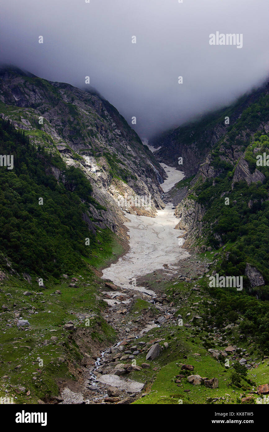 Là où le glacier qui fond rencontre le ciel. District de Kinnaur dans l'Himachal Pradesh, Inde du Nord Banque D'Images