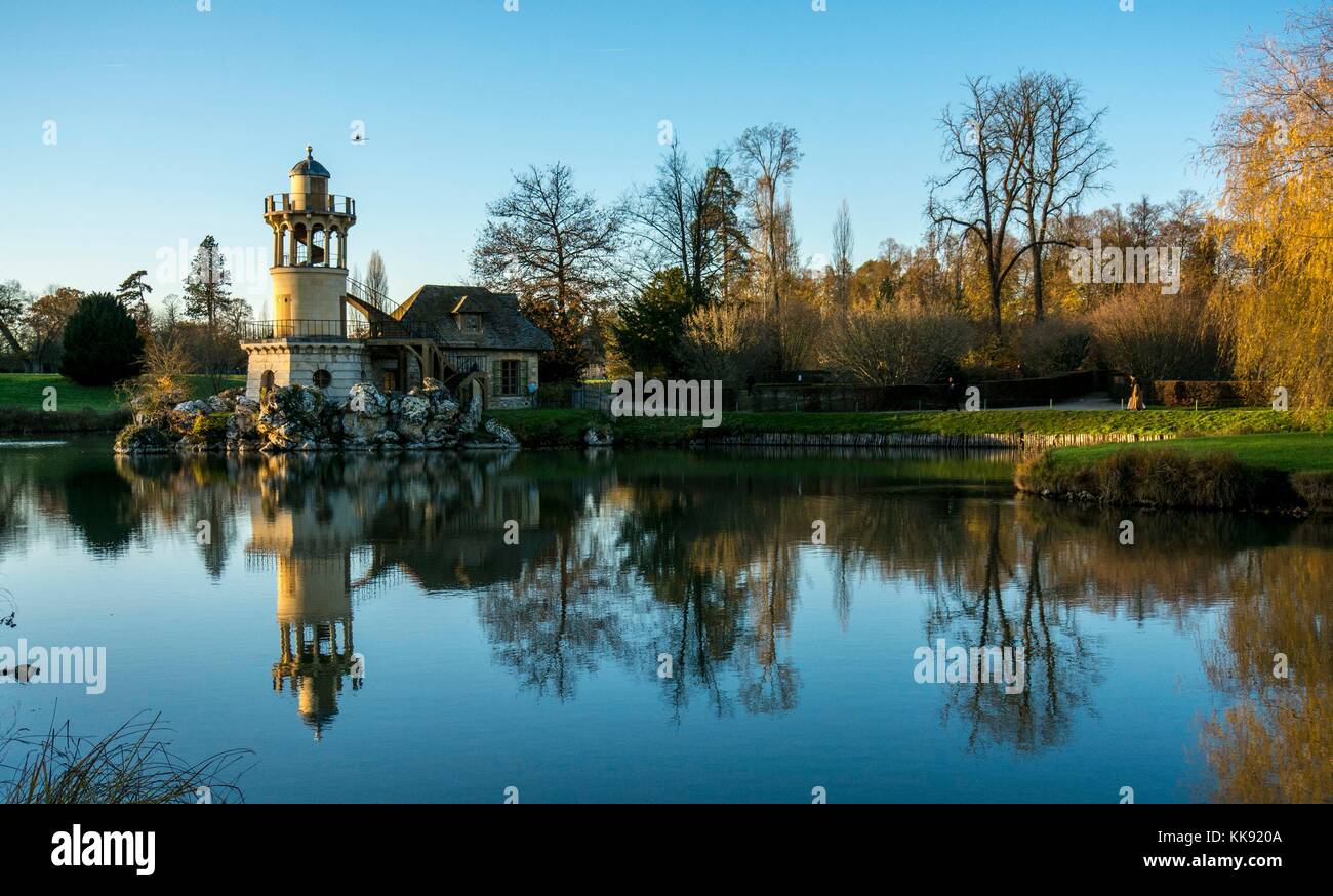 Château de Versailles - le hameau de la Reine est un cadre magnifique et surprenant. Son paysage et son jardin étaient habillés de couleur d'automne Banque D'Images