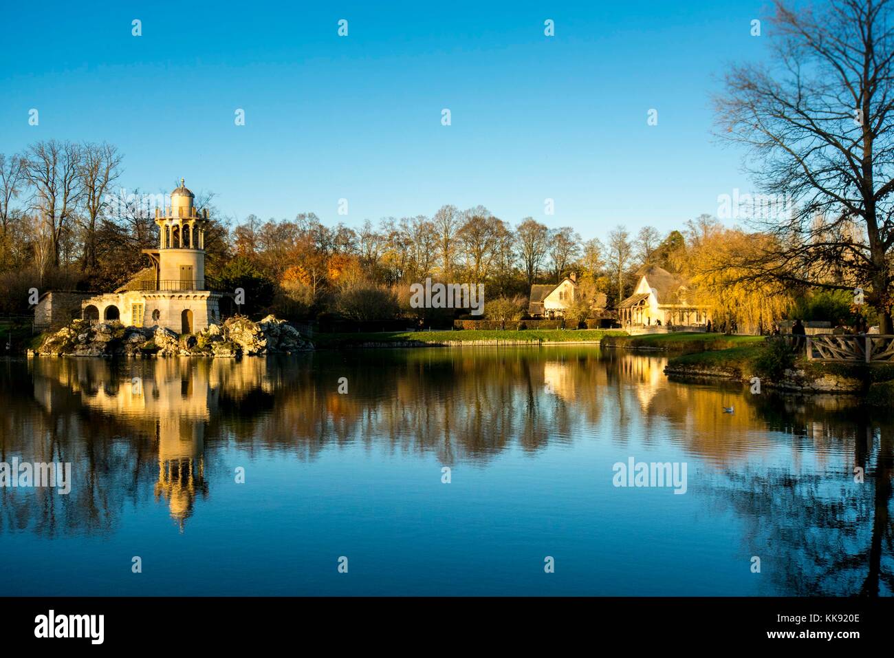 Château de Versailles - le hameau de la Reine est un cadre magnifique et surprenant. Son paysage et son jardin étaient habillés de couleur d'automne Banque D'Images