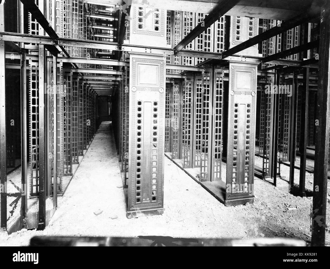 Une photographie de la construction des piles à la succursale principale de la Bibliothèque publique de New York, l'image montre les longues files de cadre pour étagères en métal s'étendant loin de l'observateur, elle est visible sur deux étages comme seul le prend en charge pour le deuxième étage sont en place, la direction générale a ouvert ses portes en 1911 et a été conçu par Carrere et Hastings, il est considéré comme l'un des exemples les plus remarquables de l'architecture Beaux-Arts, le bâtiment a été désigné lieu historique National Monument en 1965, New York, 1907. À partir de la Bibliothèque publique de New York. Banque D'Images