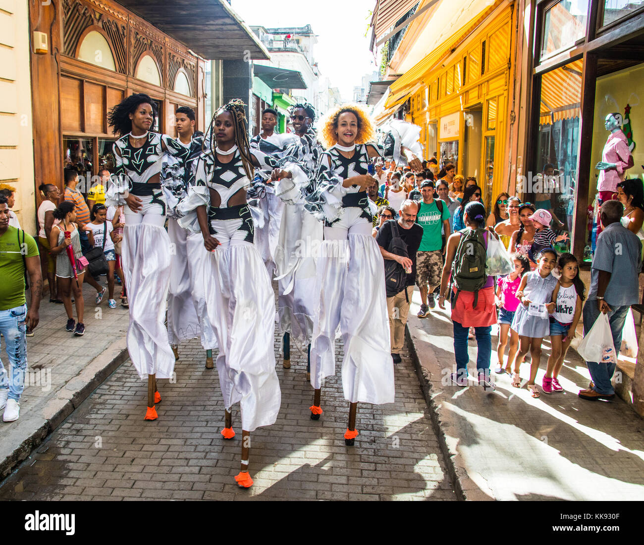 Les artistes de rue danse dans la Vieille Havane, Cuba Banque D'Images