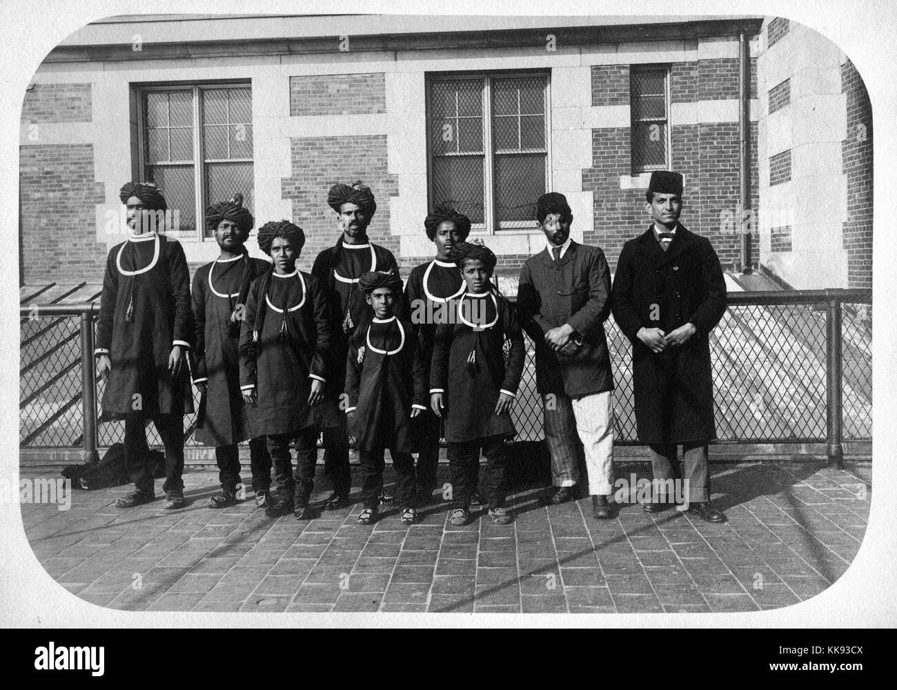 Une photographie d'un groupe d'immigrants qui sont arrivés sur l'île d'Ellis, la majorité du groupe sont porter, robe-comme tops et turbans, les deux hommes sur le droit porter un manteau et fezzes, New York, 1907. À partir de la Bibliothèque publique de New York. Banque D'Images