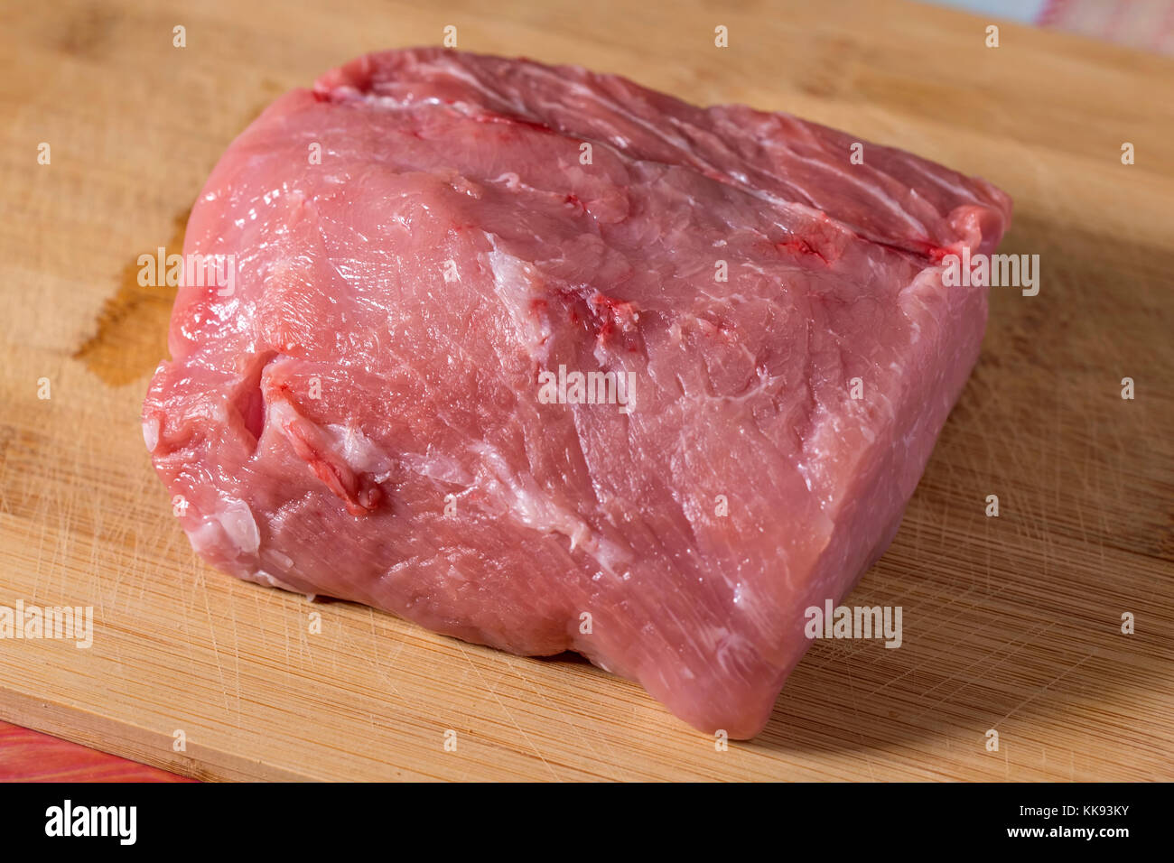 La viande fraîche de porc crus sur planche à découper en bois Banque D'Images