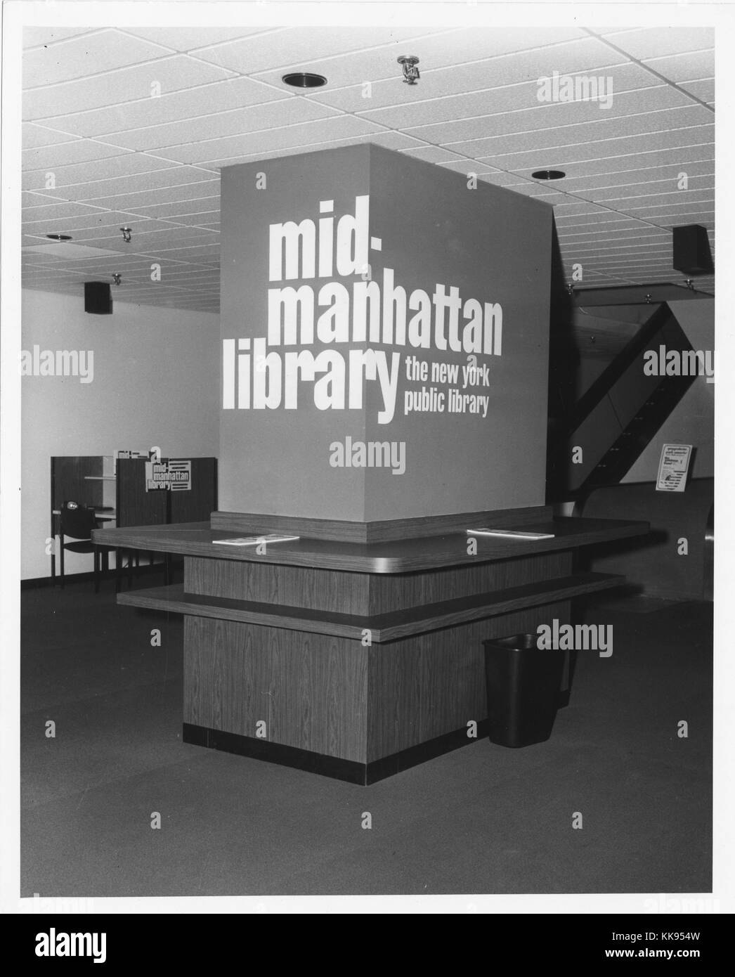 Photographie en noir et blanc de l'intérieur de l'entrée du Mid-Manhattan Library, qui fait partie de la New York Public Library, New York City, New York, 1972. À partir de la Bibliothèque publique de New York. Banque D'Images