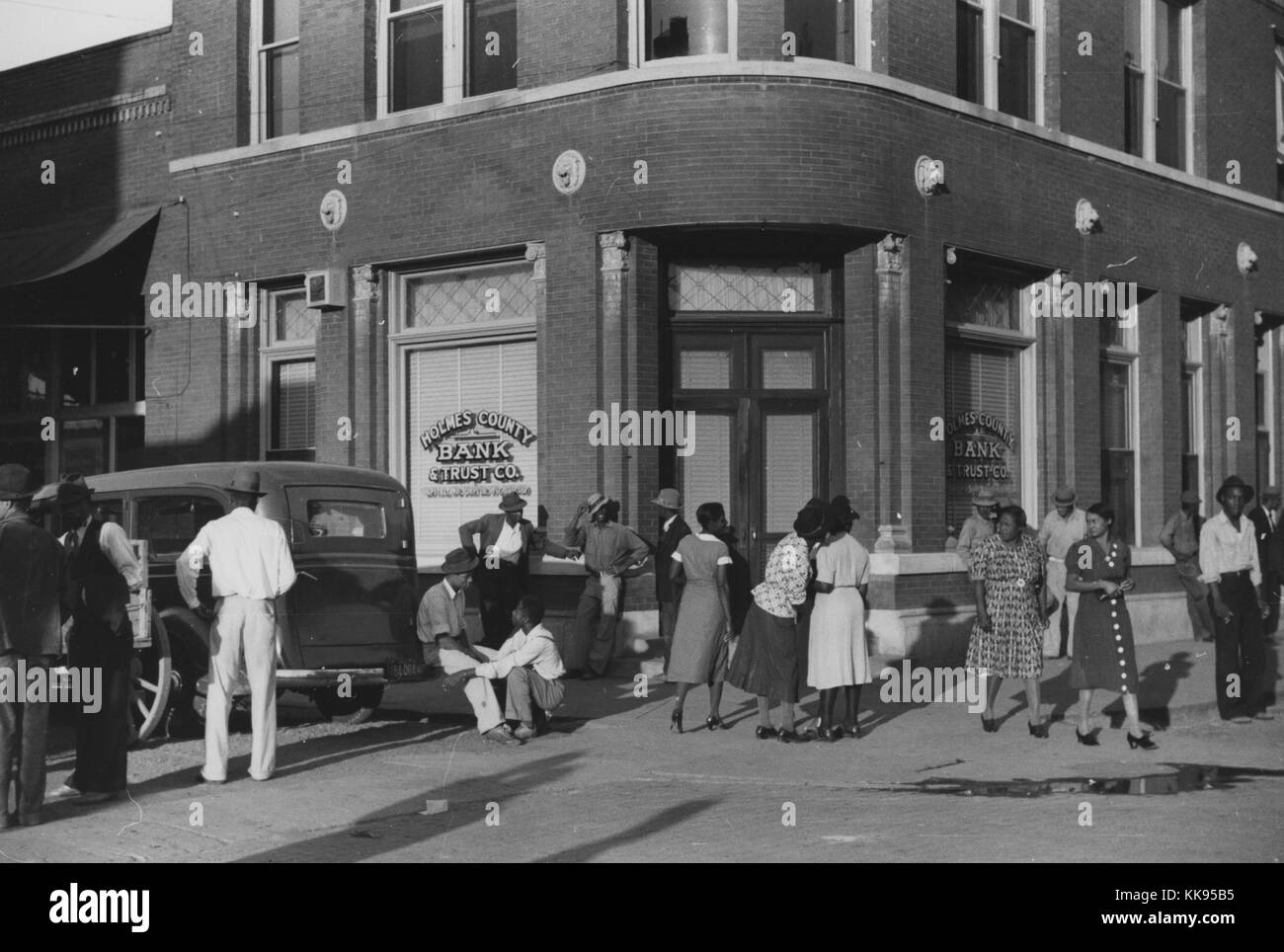 Photographof en noir et blanc un grand groupe de personnes d'origine afro-américaine et la marche debout en face d'une banque, un samedi après-midi, Lexington, Holmes Comté (Mississippi Delta, Octobre, 1939. À partir de la Bibliothèque publique de New York. Banque D'Images